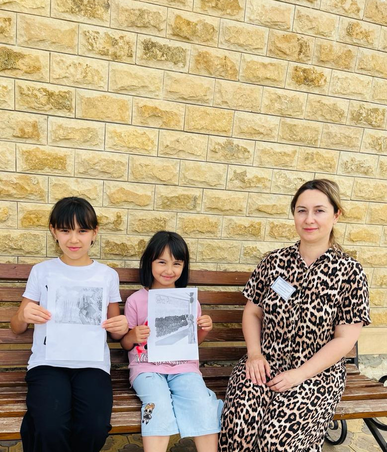 Специалист Джалилова М посетила подопечных и рассказала историю праздника "День Государственного флага"